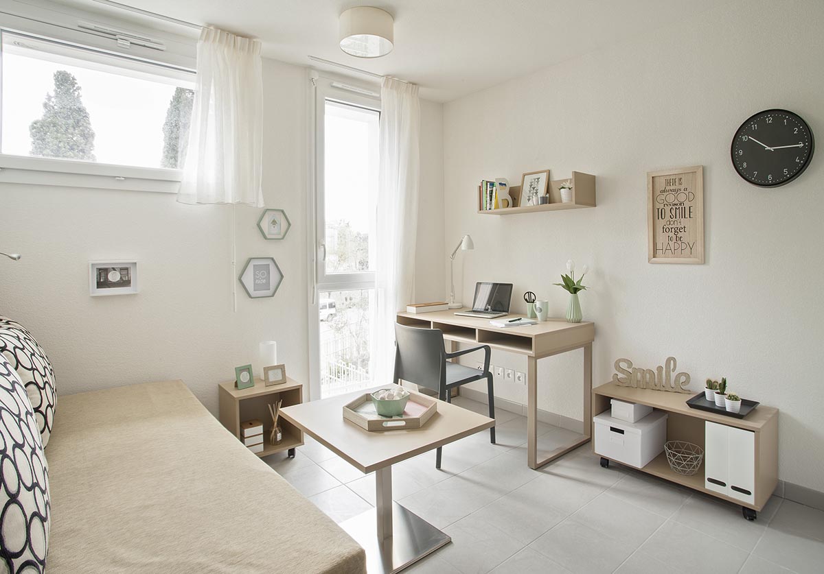 Studio Campus Opaline Montpellier — bureau, lit et coin salon lumineux