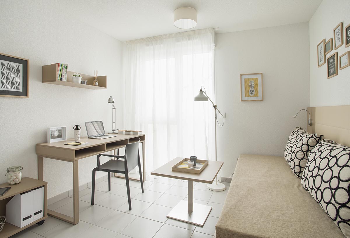 Studio Campus Rimbaud à Montpellier — vue sur parc, coin nuit et bureau