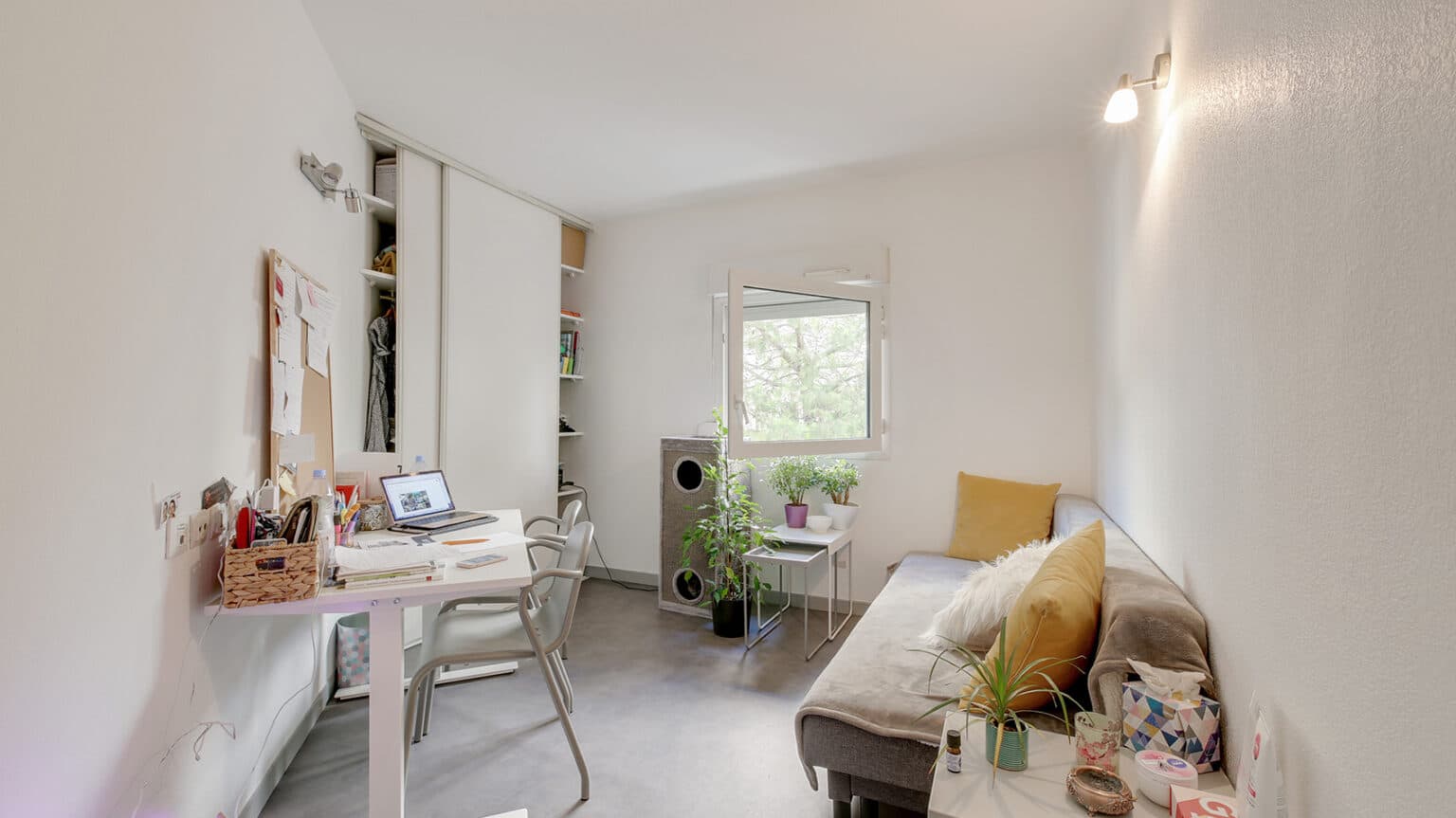 Studio Logifac Parvis des Facultés à Montpellier — bureau, lit et coin salon lumineux